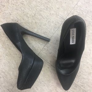 Steve Madden black snake skin heels